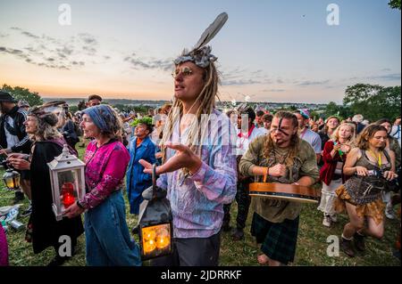 Pilton, Royaume-Uni. 22nd juin 2022. À l'approche du coucher du soleil, le rituel d'ouverture païen du festival commence autour du cercle de pierres, le festival Glastonbury 2022, digne Farm. Glastonbury, Credit: Guy Bell/Alamy Live News Banque D'Images