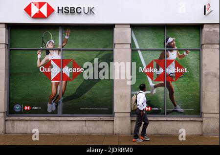 Emma Raducanu présente des publicités HSBC en dehors de leur agence de Wimbledon avant le championnat de Wimbledon 2022 au All England Lawn tennis and Croquet Club, Wimbledon. Date de la photo: Jeudi 23 juin 2022. Banque D'Images