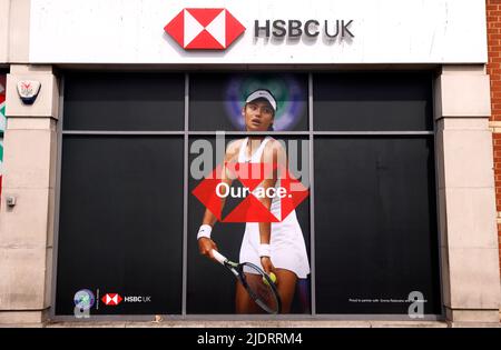 Emma Raducanu présente des publicités HSBC en dehors de leur agence de Wimbledon avant le championnat de Wimbledon 2022 au All England Lawn tennis and Croquet Club, Wimbledon. Date de la photo: Jeudi 23 juin 2022. Banque D'Images