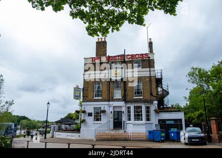 Londres - 2022 mai : le pub White Cross sur les rives de la Tamise à Richmond, au sud-ouest de Londres Banque D'Images