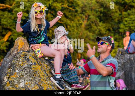 Pilton, Royaume-Uni. 22nd juin 2022. Les gens attendent le coucher du soleil et le rituel d'ouverture païen pour le festival autour du cercle de pierres - le festival Glastonbury 2022, digne ferme. Glastonbury, Credit: Guy Bell/Alamy Live News Banque D'Images