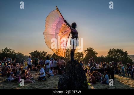 Pilton, Royaume-Uni. 22nd juin 2022. Les gens attendent le coucher du soleil et le rituel d'ouverture païen pour le festival autour du cercle de pierres - le festival Glastonbury 2022, digne ferme. Glastonbury, Credit: Guy Bell/Alamy Live News Banque D'Images