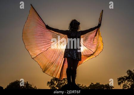 Pilton, Royaume-Uni. 22nd juin 2022. Les gens attendent le coucher du soleil et le rituel d'ouverture païen pour le festival autour du cercle de pierres - le festival Glastonbury 2022, digne ferme. Glastonbury, Credit: Guy Bell/Alamy Live News Banque D'Images