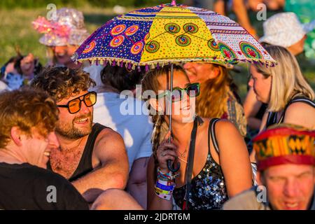 Pilton, Royaume-Uni. 22nd juin 2022. Les gens attendent le coucher du soleil et le rituel d'ouverture païen pour le festival autour du cercle de pierres - le festival Glastonbury 2022, digne ferme. Glastonbury, Credit: Guy Bell/Alamy Live News Banque D'Images