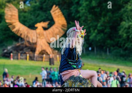 Pilton, Royaume-Uni. 22nd juin 2022. Les gens attendent le coucher du soleil et le rituel d'ouverture païen pour le festival autour du cercle de pierres - le festival Glastonbury 2022, digne ferme. Glastonbury, Credit: Guy Bell/Alamy Live News Banque D'Images