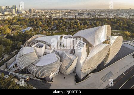 France. Paris (75) Bois de Boulogne. Vue aérienne de la Fondation Louis Vuitton qui accueille des collections permanentes d'art contemporain et d'exh temporaire Banque D'Images