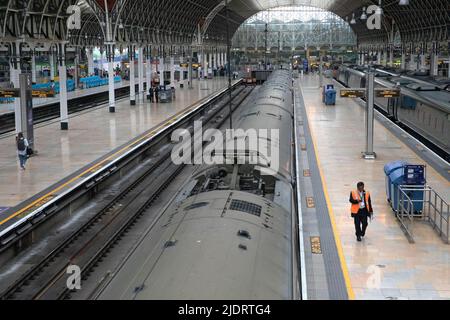 Une gare calme de Paddington à Londres, car les trains continuent d'être perturbés à la suite de la grève nationale des membres du syndicat des chemins de fer, des Maritimes et des Transports ainsi que des travailleurs du métro de Londres dans un conflit amer sur les salaires, les emplois et les conditions. Date de la photo: Jeudi 23 juin 2022. Banque D'Images