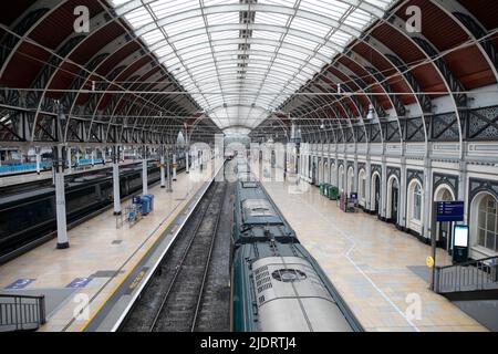 Une gare calme de Paddington à Londres, car les trains continuent d'être perturbés à la suite de la grève nationale des membres du syndicat des chemins de fer, des Maritimes et des Transports ainsi que des travailleurs du métro de Londres dans un conflit amer sur les salaires, les emplois et les conditions. Date de la photo: Jeudi 23 juin 2022. Banque D'Images