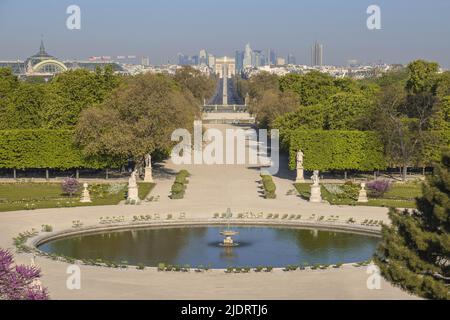 France. Paris (75) 12 avril 2020. Troisième semaine de confinement en raison de l'épidémie de coronavirus. Ici, vue panoramique sur le jardin des Tuileries Banque D'Images