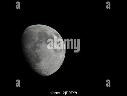 Une image de la lune dans la phase connue sous le nom de cire Gibbous Banque D'Images