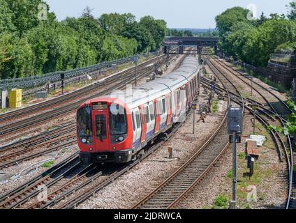 Un train de S8 matériel roulant s'approche de Harrow-on-the-Hill et forme un service de métro métropolitain de mi-journée à destination d'Amersham Banque D'Images