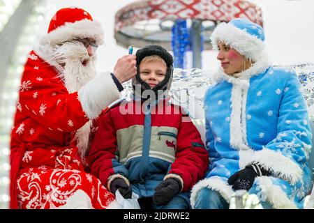 Vacances du nouvel an. Santa Claus, Snow Maiden et garçon entre les deux Banque D'Images