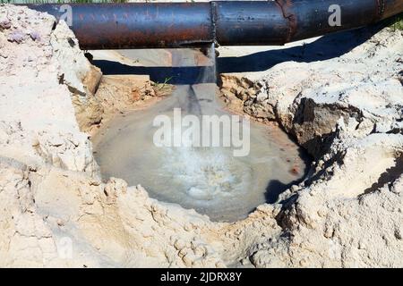 L'eau s'est brisée à travers une conduite d'eau en fer (conduite principale d'eau à l'eau de busted). Manque d'économie d'eau, perte d'eau potable Banque D'Images