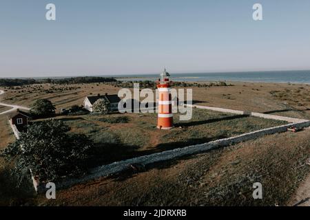 När Leuchtturm in Närsholmen auf Gotland, Schweden mit der Drohne von oben. 3 Banque D'Images