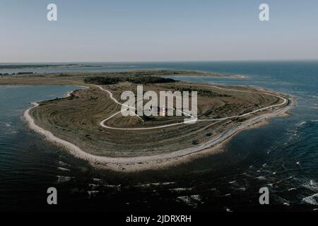 När Leuchtturm in Närsholmen auf Gotland, Schweden mit der Drohne von oben. 2 Banque D'Images