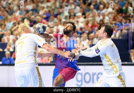 De gauche à droite Patrick WIENCEK (KI), Timothey n'GUESSAN (Barca), Domagoj DUVNJAK (KI), duels, action, Finale de la Ligue des champions de handball quatre, demi-finales, THW Kiel (KI) contre FC Barcelone (Barca) 30:34 , sur 18 juin 2022 à Cologne/Allemagne. Â Banque D'Images