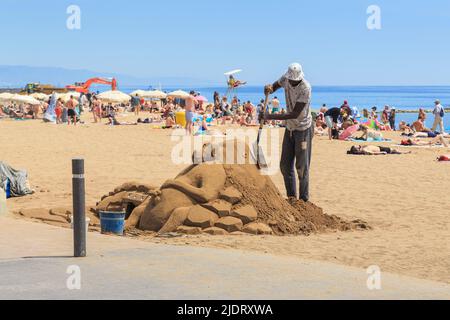 BARCELONE, ESPAGNE - 17 MAI 2017 : cet artiste de rue non identifié construit une figure de sable sur la plage de Barceloneta. Banque D'Images