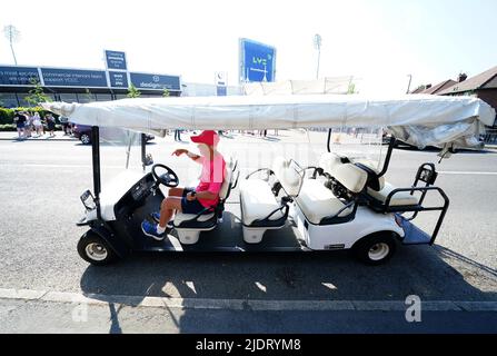 Un membre du club de cricket du comté de Yorkshire conduit une voiturette de golf avant le premier jour du troisième match de la série de tests LV= Insurance au stade Emerald Headingley, à Leeds. Date de la photo: Jeudi 23 juin 2022. Banque D'Images