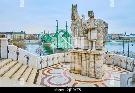 Le monument en pierre de St Stephen (Szent Istvan Kiraly) sur le versant de la colline de Gellert avec une vue sur la rivière Danuba et le pont de la liberté en arrière-plan, Banque D'Images