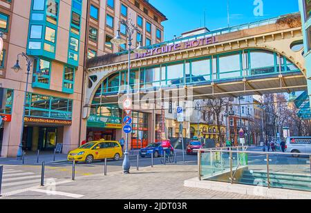 BUDAPEST, HONGRIE - 27 FÉVRIER 2022 : le pittoresque pont en verre de l'hôtel Mercure de l'autre côté de la rue Kecskemeti, le 27 février à Budapest Banque D'Images