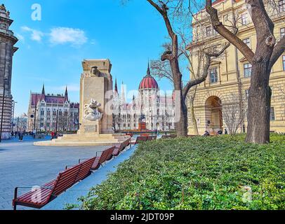 Le parc verdoyant de la place Vertanuk, décoré avec le monument national des martyrs (victimes de la terreur rouge) rénové, Budapest, Hongrie Banque D'Images