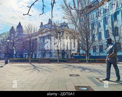 BUDAPEST, HONGRIE - 27 FÉVRIER 2022 : le Monument à Ronald Reagan sur la place de la liberté devant le palais historique des changes, le 27 février à Budapest Banque D'Images