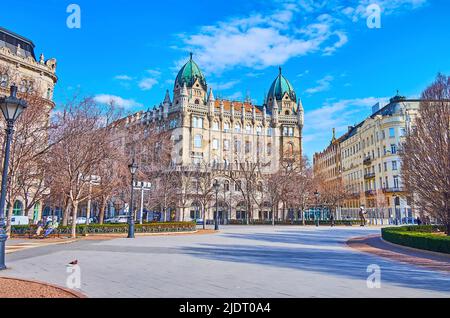 L'ensemble architectural de la place de la liberté comprend des bâtiments administratifs historiques, des centres de bureaux, des bâtiments résidentiels, Budapest, Hongrie Banque D'Images