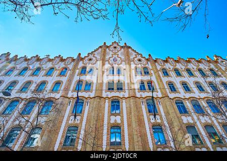 La façade Art Nouveau pittoresque et richement décorée du siège du Trésor de l'État hongrois, Budapest, Hongrie Banque D'Images