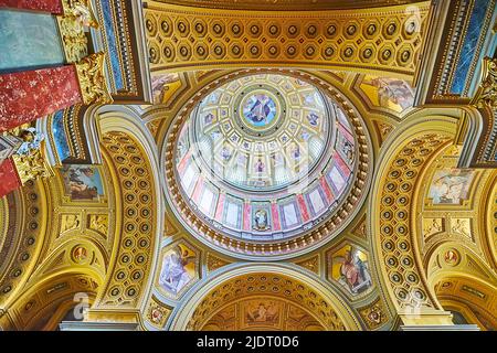 BUDAPEST, HONGRIE - 27 FÉVRIER 2022 : le dôme intérieur de la basilique Saint-Étienne avec la peinture de Dieu Seigneur au milieu, le moulage, les sculptures et les mosaïques, on Banque D'Images