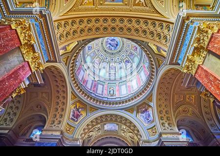 BUDAPEST, HONGRIE - 27 FÉVRIER 2022 : détails décoratifs de l'intérieur de la cathédrale Saint-Étienne avec son dôme principal, ses arches, ses sculptures et ses mosaïques, le 27 février Banque D'Images