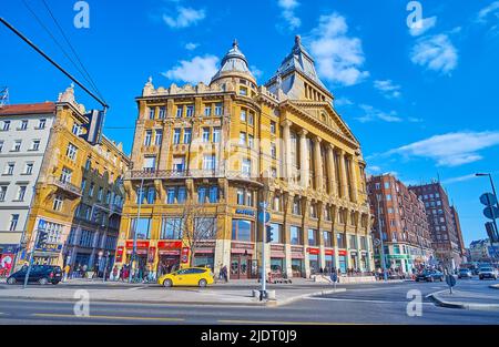 BUDAPEST, HONGRIE - 27 FÉVRIER 2022 : le pittoresque style éclectique Anker Palace avec décors sculptés et colonnes murales sur la façade, le 27 février à Budapest Banque D'Images