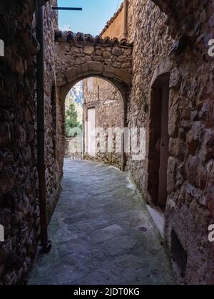 Chemin de passage voûté à travers les rues médiévales du village provençal de Villars-sur-Var dans les Alpes Maritimes du sud-est de la France Banque D'Images