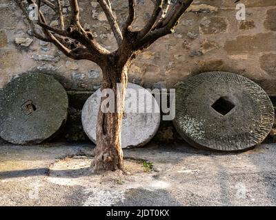 Trois pierres bordent le mur d'un bâtiment dans le village provençal de Villars-sur-Var dans les Alpes Maritimes du sud-est de la France Banque D'Images