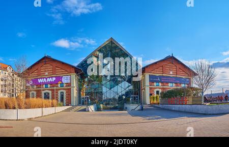 BUDAPEST, HONGRIE - 27 FÉVRIER 2022 : la façade du centre culturel, commercial et commercial moderne Balna (Balna), situé sur la place Fovam, le 27 février à Buda Banque D'Images