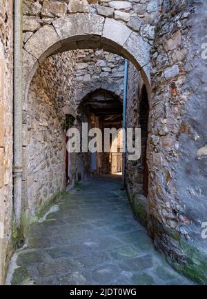 Chemin de passage voûté à travers les rues médiévales du village provençal de Villars-sur-Var dans les Alpes Maritimes du sud-est de la France Banque D'Images