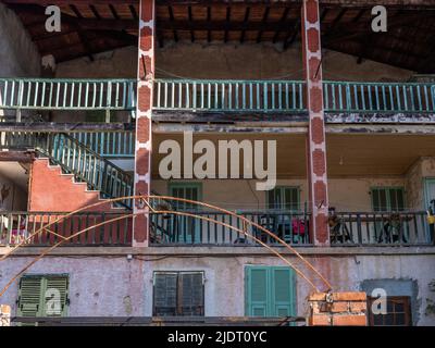 Vue sur la rue d'un ancien immeuble d'appartements dans le village de Villars-sur-Var dans les Alpes Maritimes du sud-est de la France. Banque D'Images