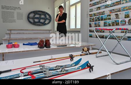 23 juin 2022, Brandebourg, Eisenhüttenstadt: Florentine Nadolni, directeur du Musée Utopia et de la vie quotidienne, est disponible pour un aperçu de presse de l'exposition "frontières de l'amitié. Tourisme entre le GDR, le CSSR et la Pologne' au Centre de documentation Culture quotidienne du GDR. Le "rideau de fer" a traversé l'Europe pendant la Guerre froide, mais les frontières entre les "pays d'amitié" socialistes étaient aussi une question politique et ne pouvaient être traverses que dans une certaine mesure. En 1960s, ils sont devenus un peu plus perméables, mais 1972 a marqué une véritable percée: Dans le RDA, le CCSR et la Pologne, Regulati Banque D'Images