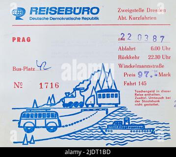 23 juin 2022, Brandebourg, Eisenhüttenstadt: Un ticket de bus pour un court trajet de Dresde à Prague de la VEB Reisebüro der Deutschen Demokratischen Republik (GDR) à partir de 1987 est exposé dans l'exposition 'Grenzen der Freudschaft. Tourisme entre le GDR, le CSSR et la Pologne' au Centre de documentation pour la culture quotidienne du GDR. Le « Rideau de fer » a traversé l'Europe pendant la Guerre froide, mais les frontières entre les « pays amis » socialistes étaient aussi une question politique et ne pouvaient être traverses que dans une certaine mesure. En 1960s, ils sont devenus un peu plus perméables, mais l'année 1972 a marqué un re Banque D'Images