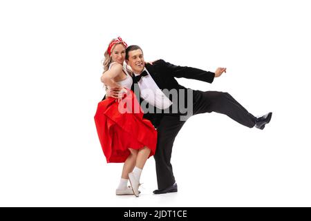 Couple expressif de danseurs de style rétro vintage dansant la danse sociale isolée sur fond blanc. Art, musique, mode, concept de style Banque D'Images