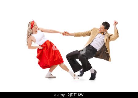 Couple expressif de danseurs de style rétro vintage dansant la danse sociale isolée sur fond blanc. Art, musique, mode, concept de style Banque D'Images