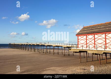 Saltburn au bord de la mer Yorkshire Saltburn Pier un quai victorien restauré et la plage Saltburn au bord du Sea North Yorkshire Redcar et Cleveland England gb Banque D'Images