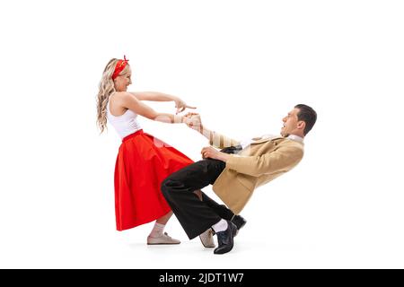 Couple expressif de danseurs de style rétro vintage dansant la danse sociale isolée sur fond blanc. Art, musique, mode, concept de style Banque D'Images