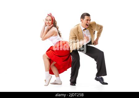 Couple expressif de danseurs de style rétro vintage dansant la danse sociale isolée sur fond blanc. Art, musique, mode, concept de style Banque D'Images