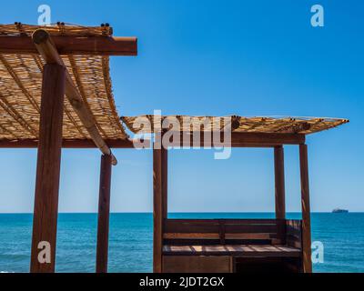 Pergolas en bois en face de la plage de Malaga Banque D'Images