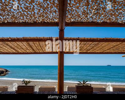 Pergolas en bois en face de la plage de Malaga Banque D'Images