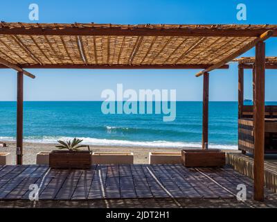 Pergolas en bois en face de la plage de Malaga Banque D'Images