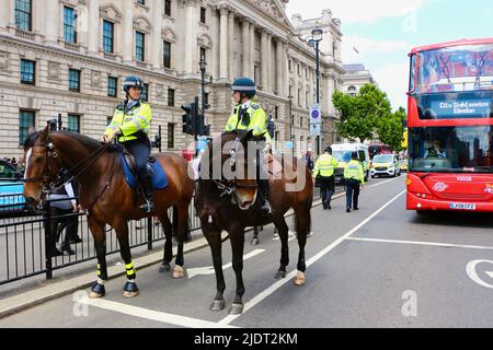 Deux femmes officiers de police à cheval à Whitehall Londres Angleterre Royaume-Uni Banque D'Images