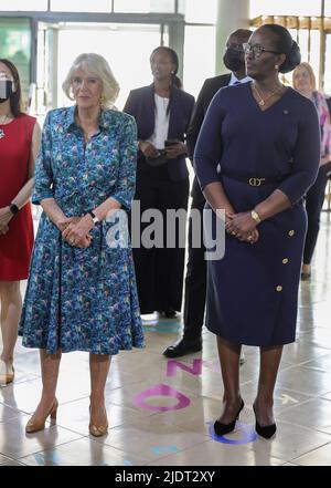 La duchesse de Cornouailles (à gauche) et S.E. Jeannette Kagame (à droite), la première Dame de la République du Rwanda, participant à un événement pour la compétition d'Essay du Commonwealth de la Reine et Book Aid International, pour en apprendre davantage sur leur travail au Rwanda, à la Bibliothèque publique de Kigali, dans le cadre de la visite royale au Rwanda. Date de la photo: Jeudi 23 juin 2022. Banque D'Images