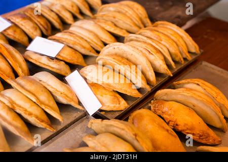 des empanadas fraîchement cuites avec différentes garnitures à vendre Banque D'Images