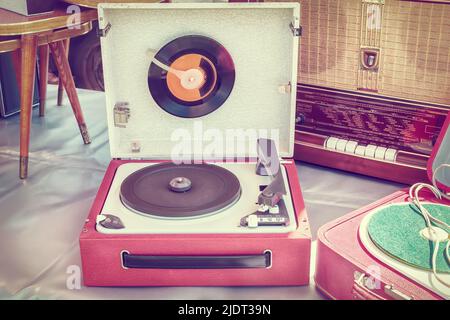 Image rétro d'un ancien joueur de disques sur un marché en fuite Banque D'Images